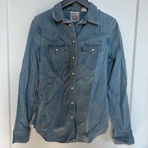 Levi’s Women’s Tailored Fit Denim Shirt, XS